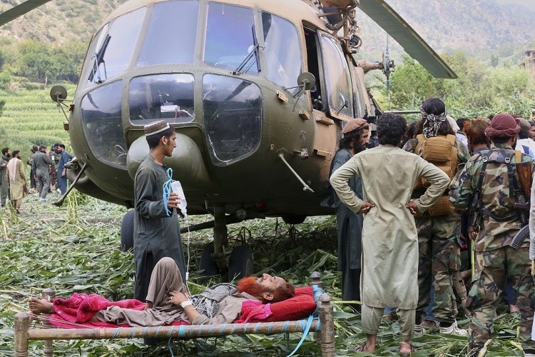 当地时间1日，一架军用直升机正在撤离在阿富汗东部地震中的伤者。