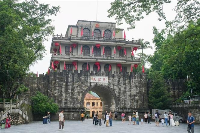 友谊关城楼是吸引大量中国和越南游客的目的地。