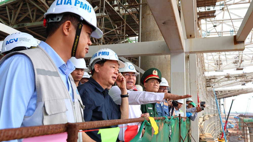 政府副总理陈红河视察隆城机场施工场地。