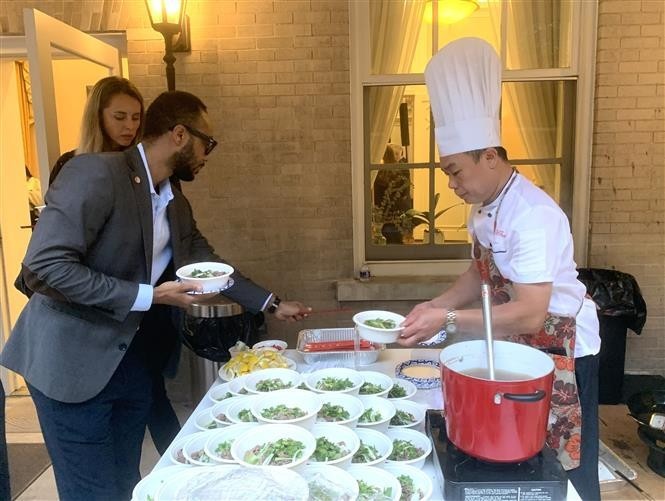 代表们在活动上品尝越南牛肉粉。