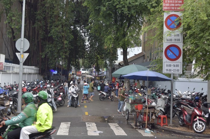  停车场与街边摊包围市医药大学医院。