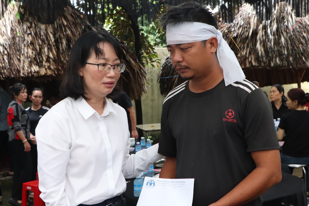 胡志明市人委会副主席陈氏妙翠慰问、鼓励罹难者家属。