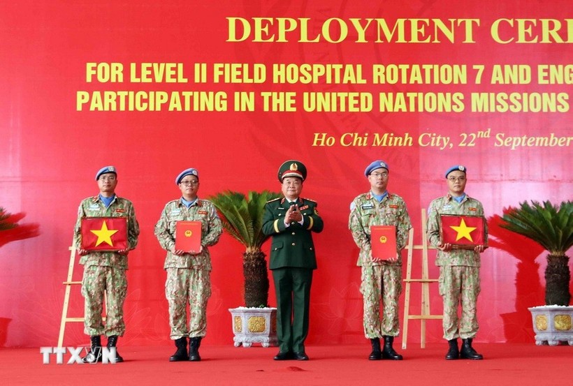 黄春战上将主持召开七号二级野战医院和四号工兵队出征仪式。