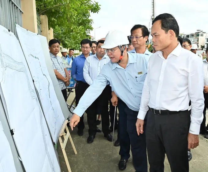 胡志明市市委书记陈留光听取项目实施进度汇报。