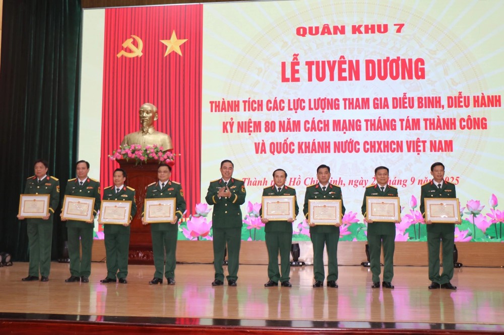  第七军区的多个集体和个人获得国防部颁发的奖状。