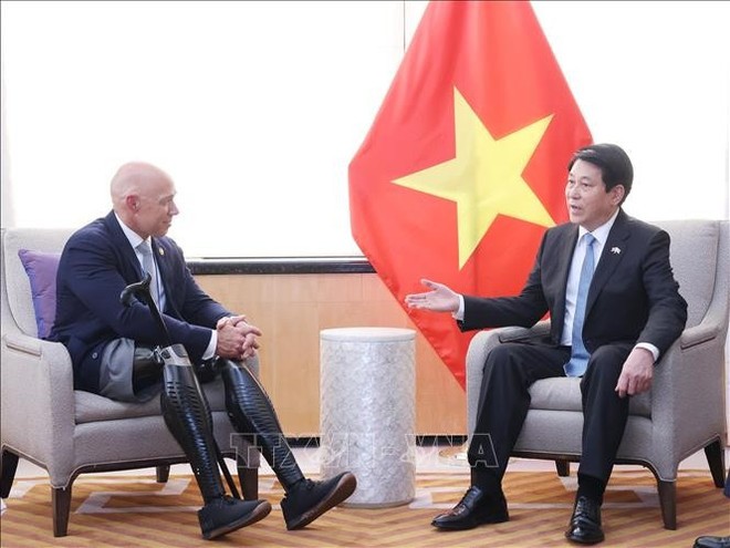 越南国家主席会见美国众议院外交事务委员会主席、党众议员布莱恩·马斯特。