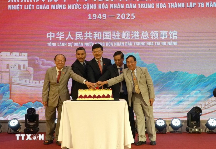 各位代表共同切蛋糕，庆祝中华人民共和国成立76周年。