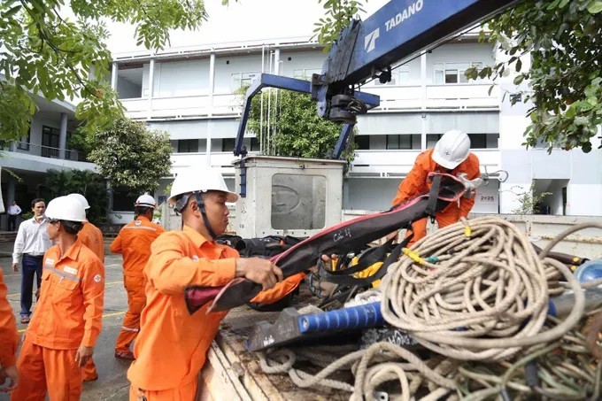 增派人员和工具，支援广治和河靖电力公司克服台风灾害后果。