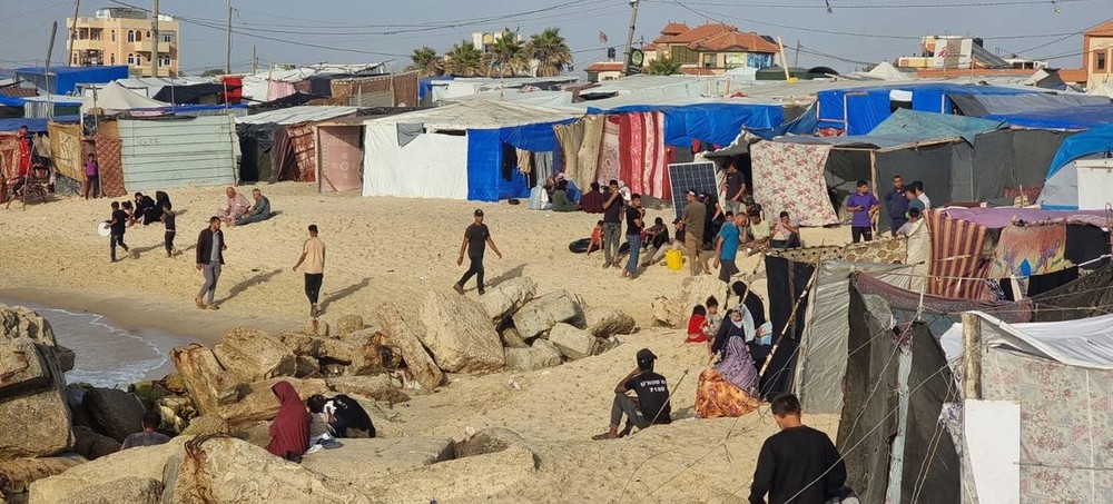 在难民营背井离乡的数十万加沙人。