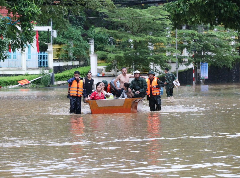 政府总理要求主动防范11号台风“麦德姆”引发的强降雨与山体滑坡风险