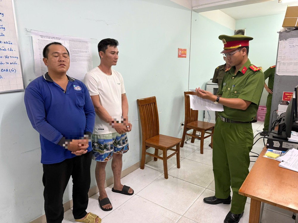 胡志明市公安逮捕两名生产假冒知名品牌桶装饮用水的人。