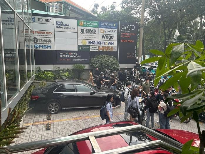 众人惊慌失措地跑出大楼。