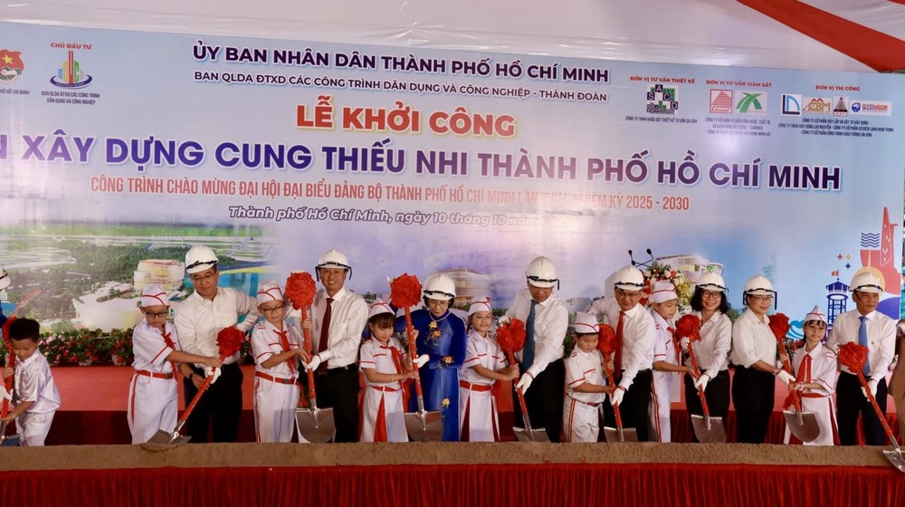 胡志明市领导与各位代表和儿童们共同参与动工仪式。