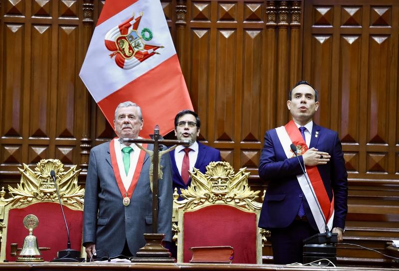 秘鲁国会主席何塞·耶里当地时间10月10日凌晨宣誓就任总统。