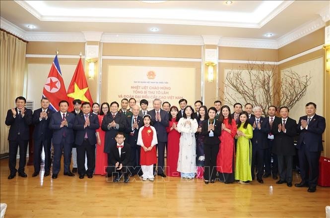 党中央总书记苏林一行与越南驻朝鲜大使馆工作人员合影。