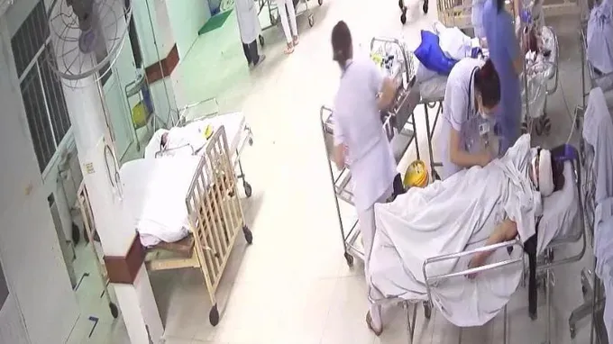  10月12日凌晨1时左右，7名伤者被送往医院急救。