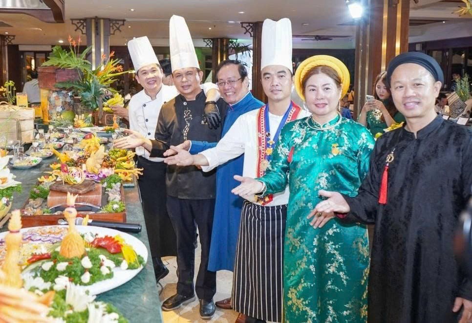 通过2024年在岘港富丽华度假区（Furama Resort）举办的 “探索越南美食文化之旅”弘扬越南饮食文化。