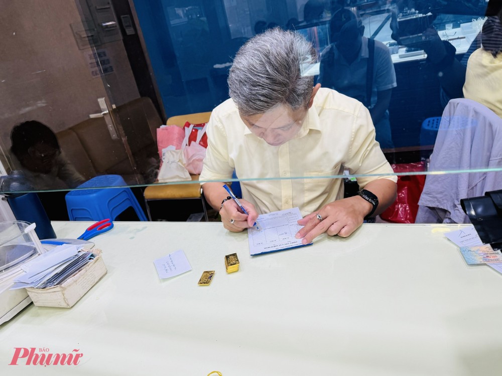 国内金片价格继续强劲上涨，过去半个月每两累计涨幅近1200万元。