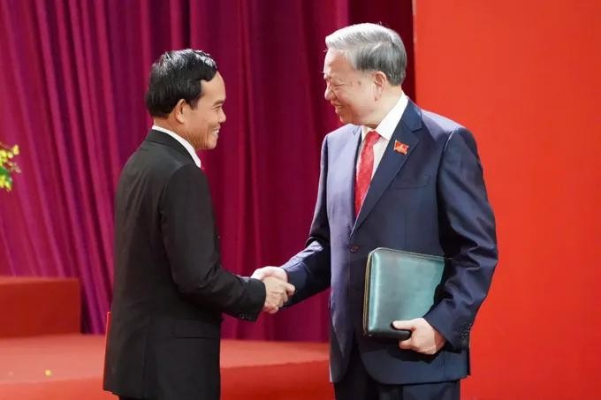 苏林总书记祝贺胡志明市市委书记陈留光。