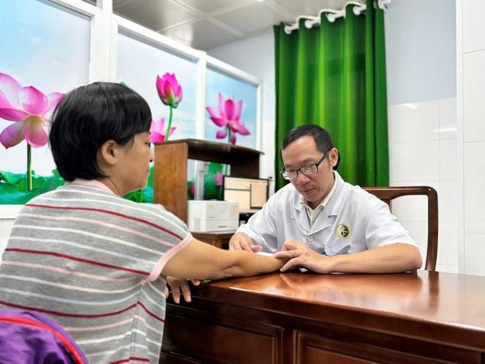 胡志明市民族医药院医生为患者诊疗。