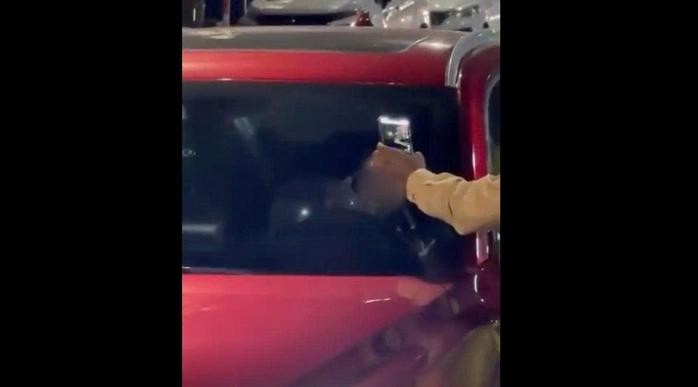 女歌手关闭车门，公然拿出“笑气球”在职能力量和民众面前吸食。