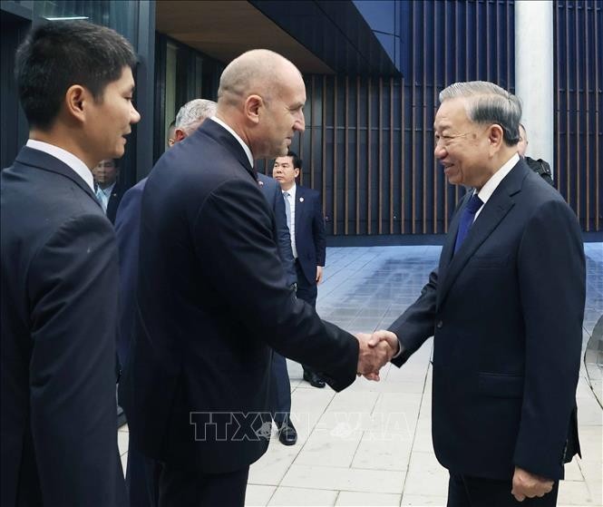 越南党中央总书记苏林访问保加利亚Samel-90国防工业公司。