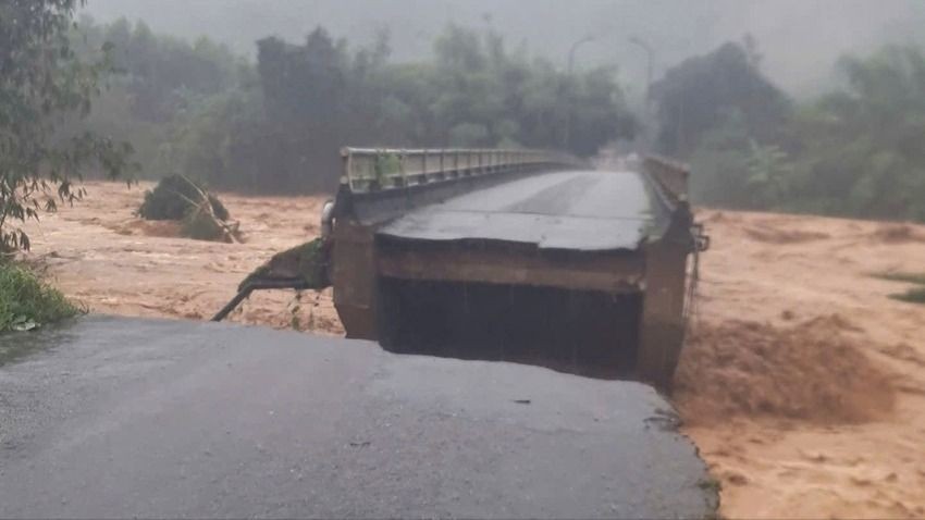  暴雨洪水冲垮了顺化一座桥梁桥台的引道。
