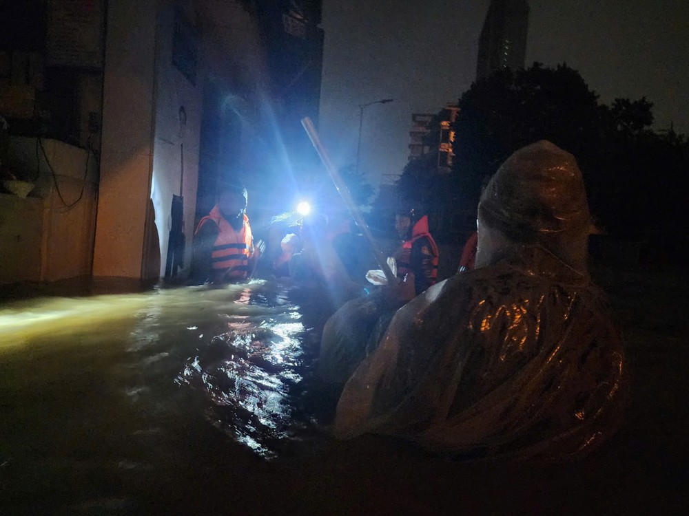 公安、军队力量疏散民众到安全地带。