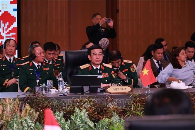 国防部长潘文江大将出席会议。