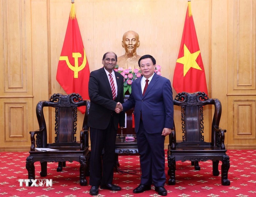 党中央政治局委员、胡志明国家政治学院院长、中央理论委员会主席阮春胜在河内会见新加坡驻越南大使贾雅·拉特南。