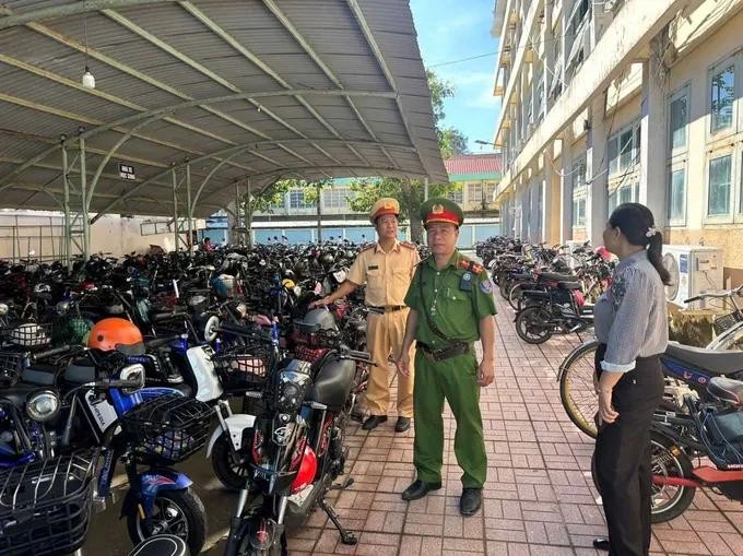 公安检查学校内的一处停车场。