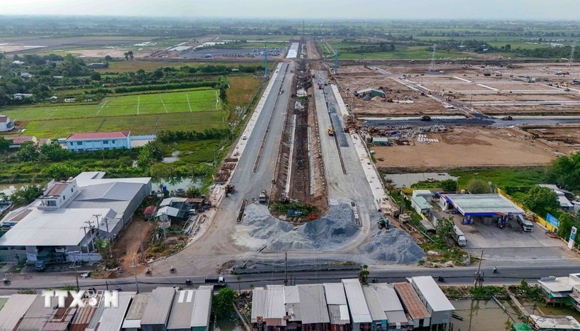 通往VSIP芹苴工业园区的道路与80号国道交汇处。