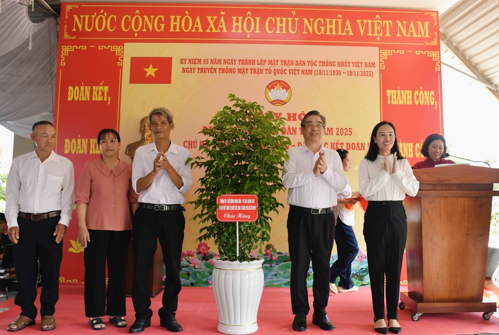 市委副书记阮福禄向胡志明市福海乡美安村祖国阵线工作处赠送礼物。