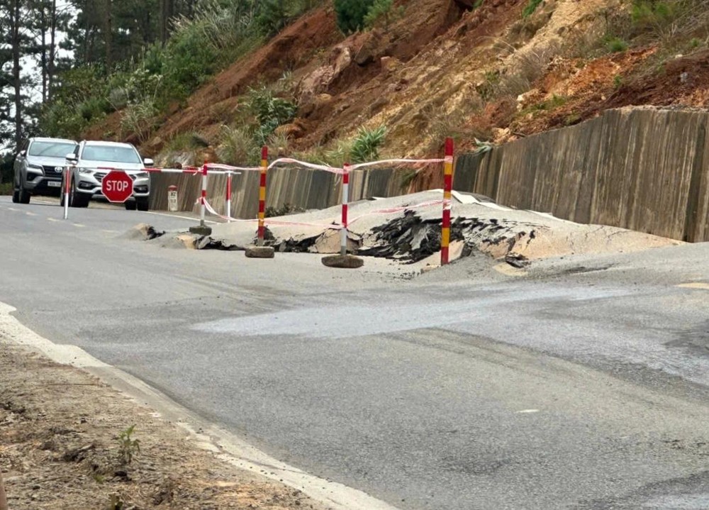 路面隆起，最高处达1.2米。