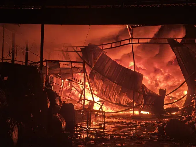 安江省鴻德乡师南邑的废料仓库发生火警。