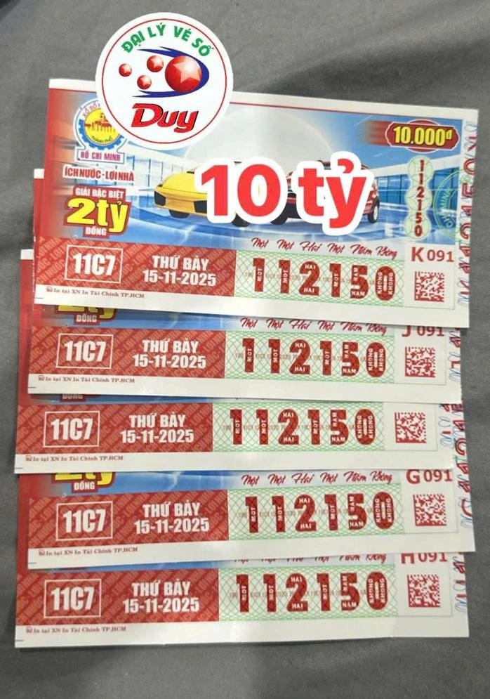 女子中得胡志明市彩票100亿元特别奖。