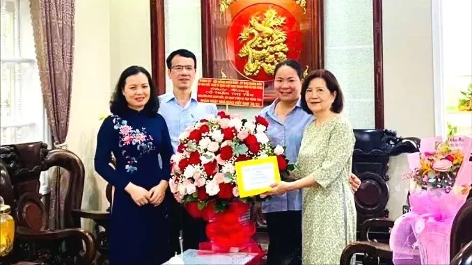 胡志明市国会代表团副团长黄氏福探望并祝贺陈氏燕老师。