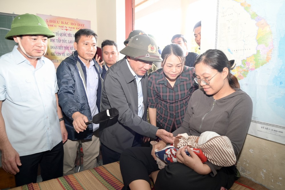 党中央书记处常务书记陈锦秀探望庆和省延田乡民众。