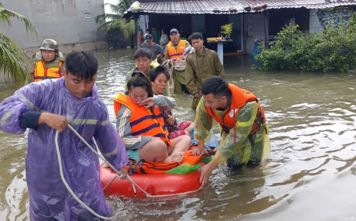 庆和省职能力量协助民众撤离至安全区域。