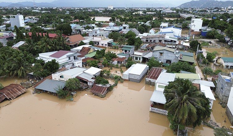 尽管洪水已消退，但居住在庆和省宁福乡丐潘郎河沿岸的不少民房仍被淹。