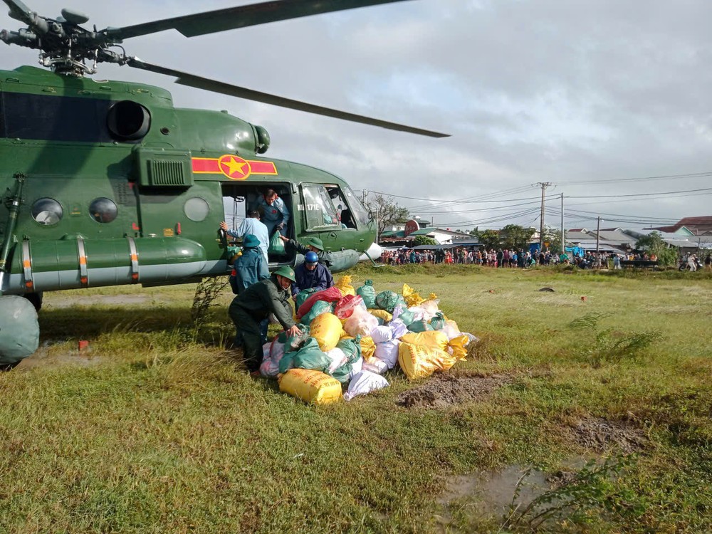 372师向德乐省洪涝灾区民众空投救援物资。