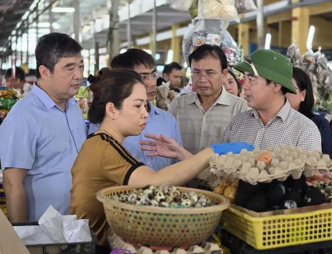 省委书记严春成考察街市的必需品价格。