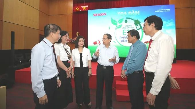 《西贡解放报》代总编辑阮克文在座谈会上与各位代表进行交流。