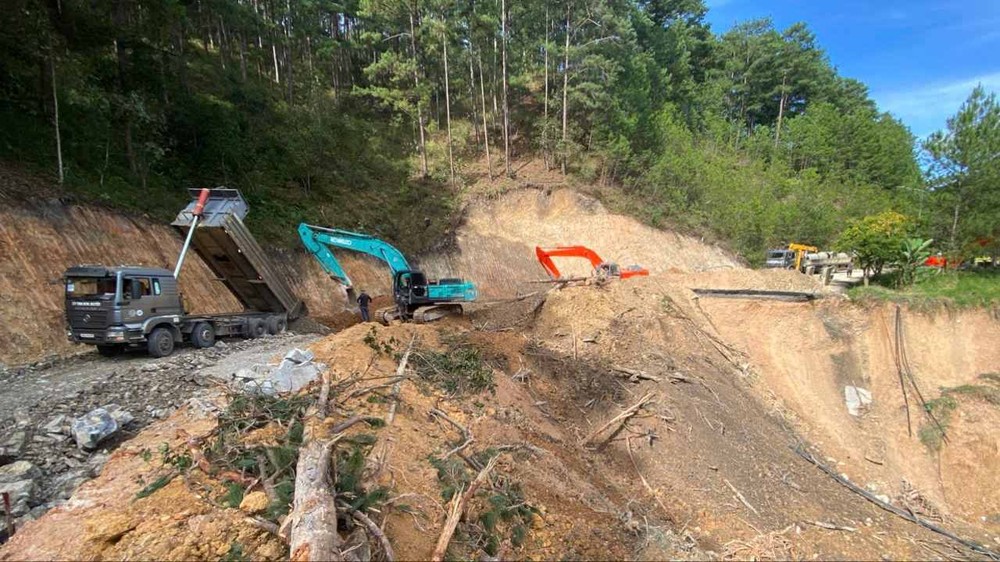 修复山体滑坡点。