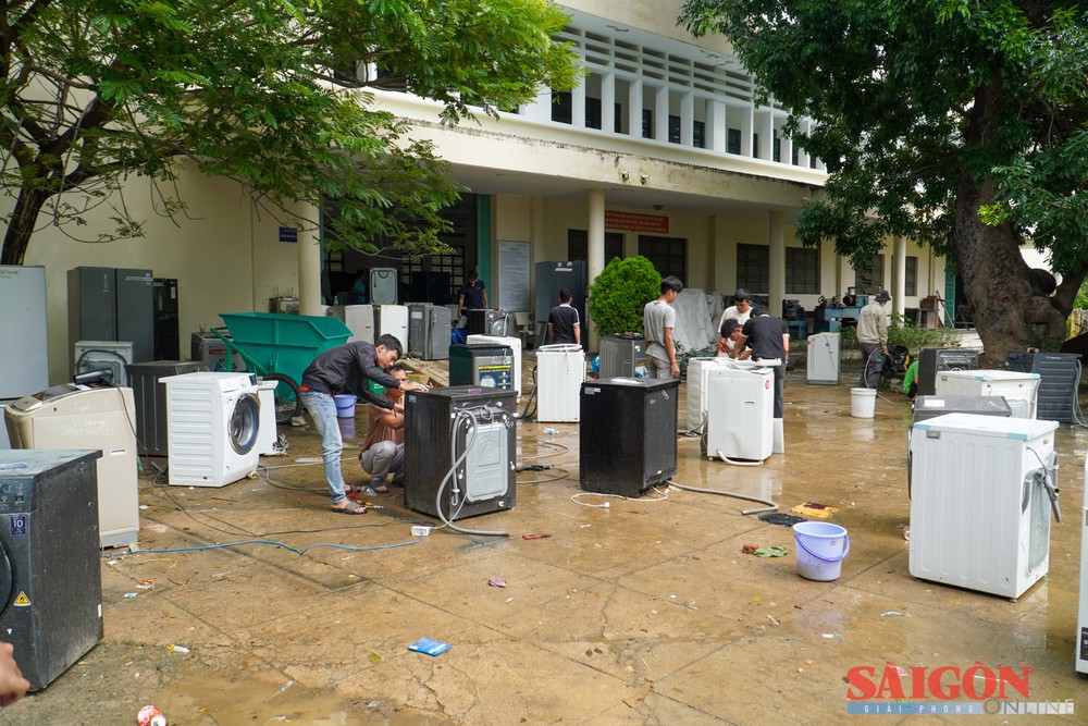 芽庄大学大学生和志愿者免费维修1000多台家用电器。