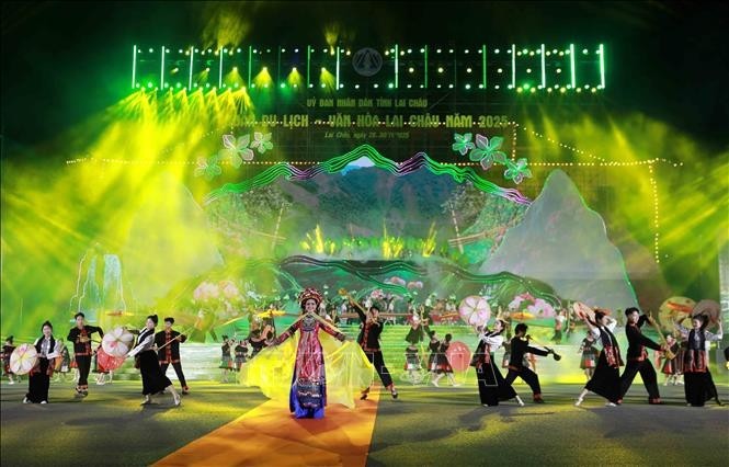 越中文艺交流晚会现场。