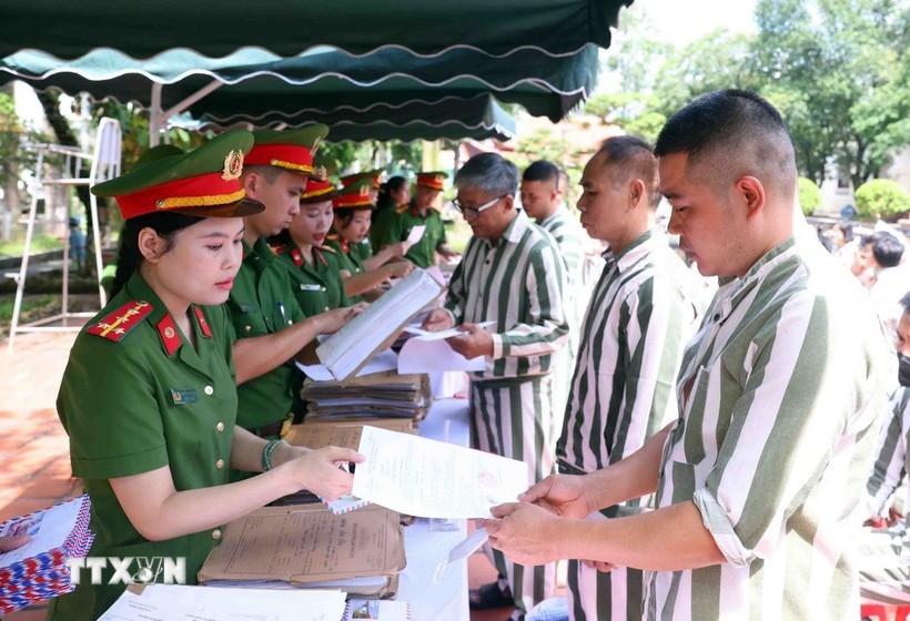 公安部富山四号监狱的狱警向2025年获得特赦（第二批）的人员颁发特赦证书。