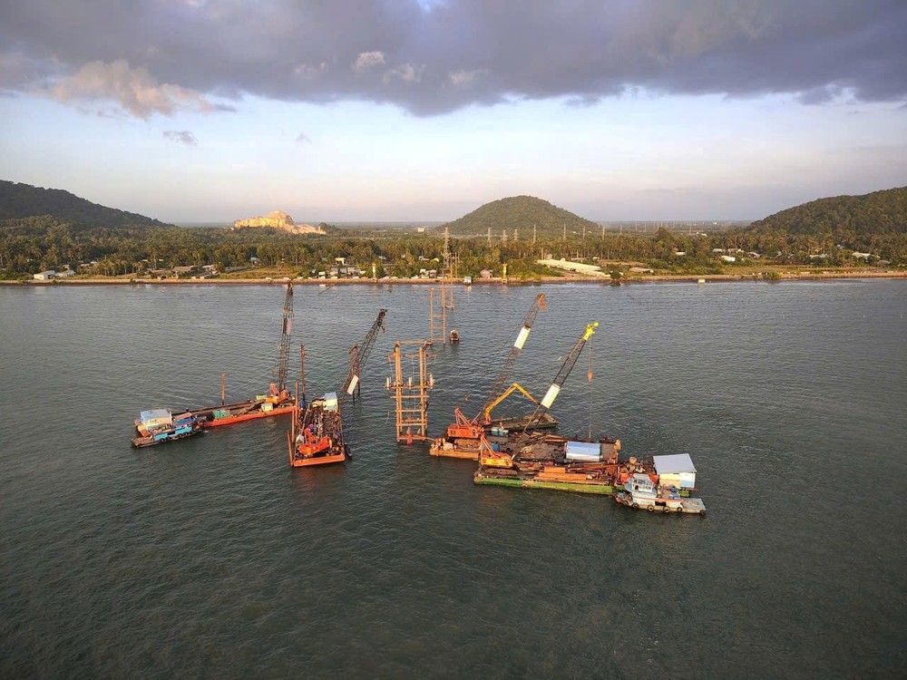 EVNSPC、安江电力公司和相关单位的干部、工程师和工人加紧施工。