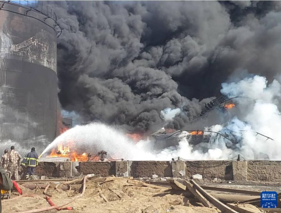 消防人员在一处遭无人机袭击的燃料仓库灭火。