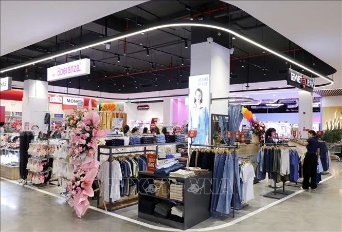 贸易、服务业增长迅速 旅游业实现近 20% 的突破性增长